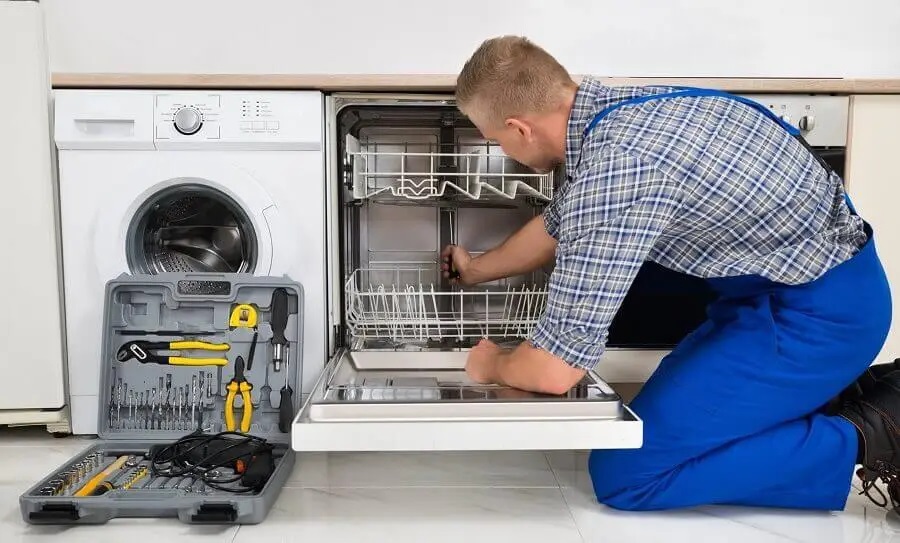 Köprübaşı Maytag servisi teknisyen ekibi beyaz eşya tamiri yaparken